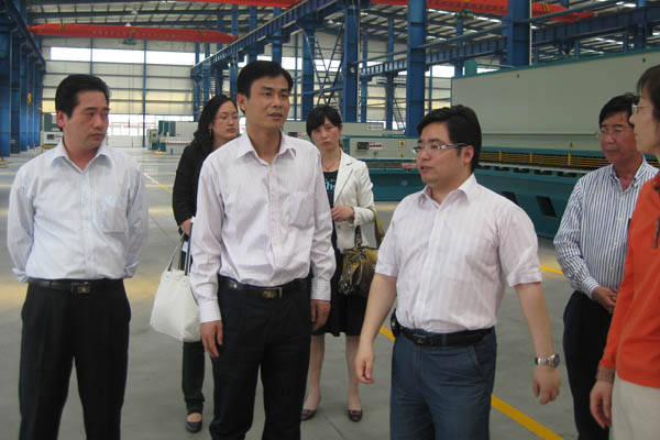 安徽省商务厅副厅长杨本清观察中德机床