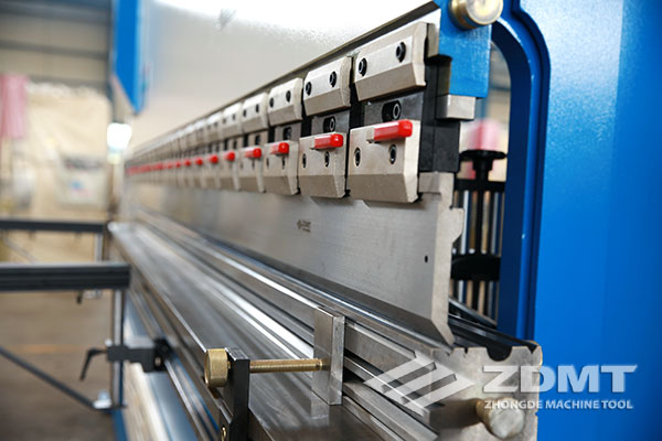 中德机床联袂意大利ESA胜利研制新型电液同步数控折弯机3